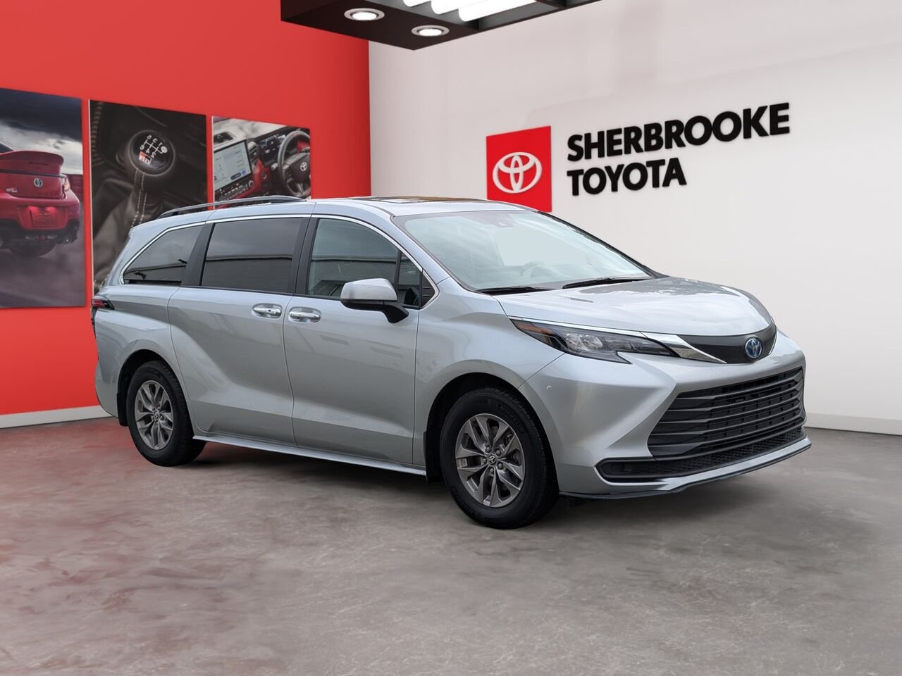Toyota Sienna XLE/SIÈGES CHAUFFANTS/VOLANT CHAUFFANT/TOIT OUVRANT/SIÈGES EN CUIR/BLUETOOTH/AC BIZONE 2025 Argent Sherbrooke - photo #1