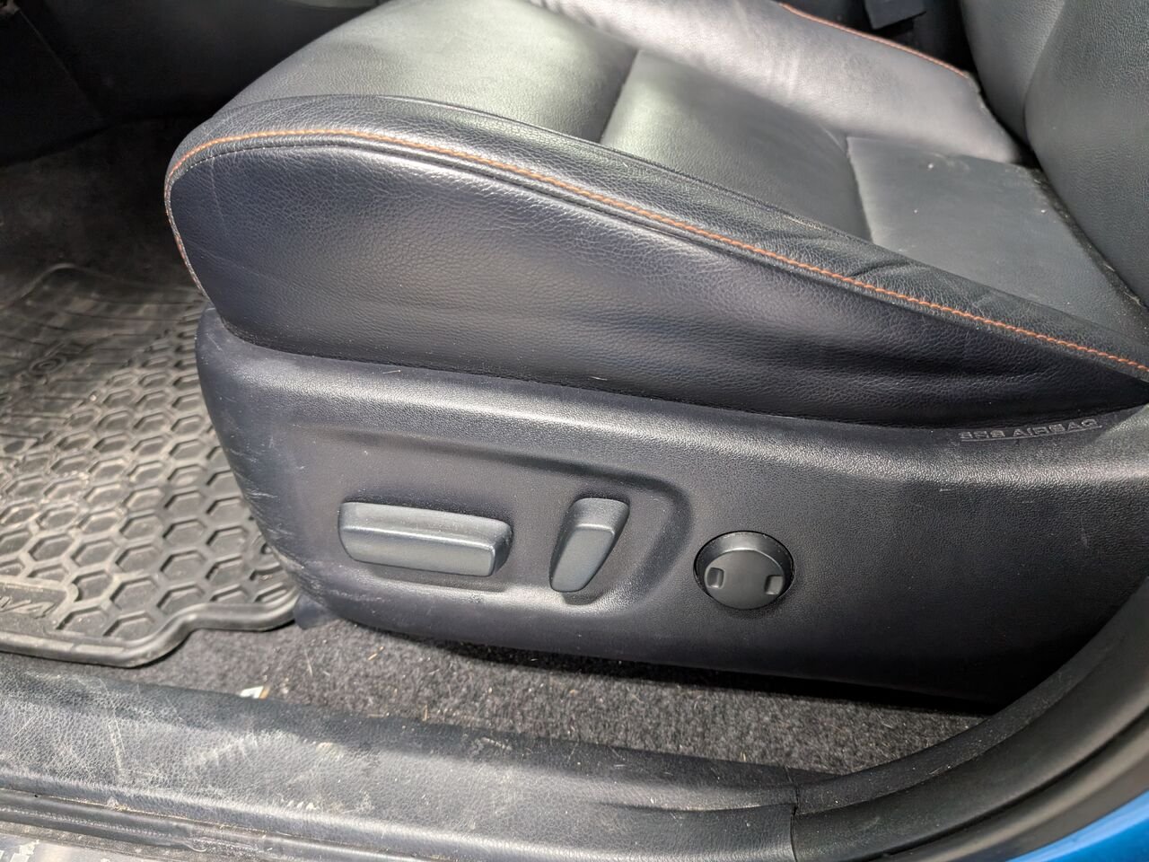 Toyota RAV4 Hybride SE/SIÈGES CHAUFFANTS/VOLANT CHAUFFANT/TOIT OUVRANT/AC/BLUETOOTH/CAMERA DE RECUL 2017 Bleu orage électrique Sherbrooke - photo #9