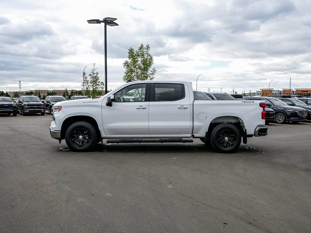 2025 Chevrolet Silverado 1500 4WD Crew Cab 147 LT White Sherwood Park - photo #9