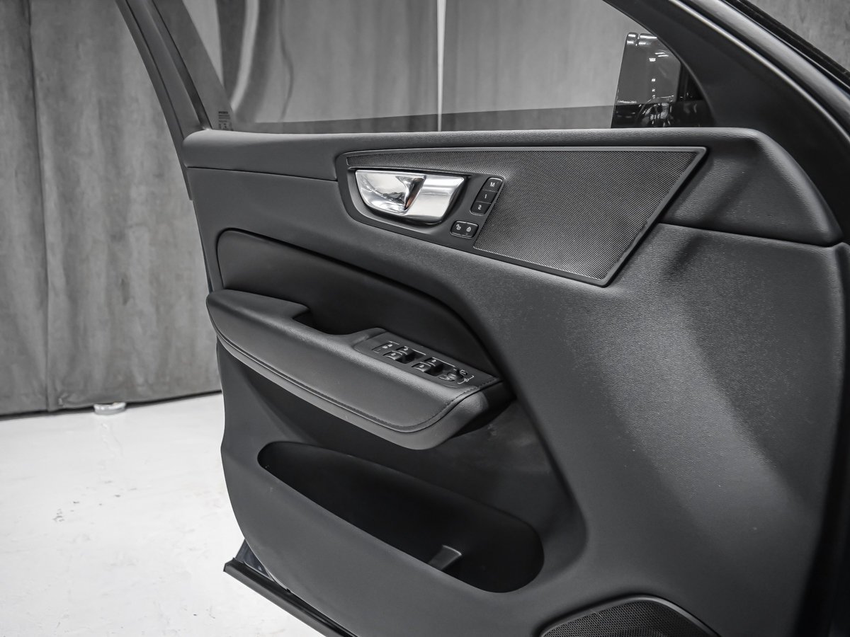 Volvo XC60 B6 PLUS DARK 2023 Bleu Montréal - photo #9