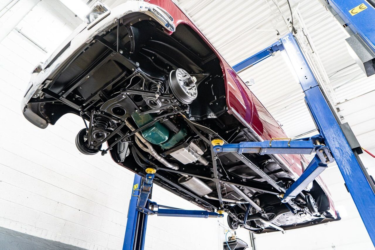 Oldsmobile 98 PRIX EN USD | Convertible Beautifully Presented from complete Restoration 1953 Rouge Montréal - photo #98