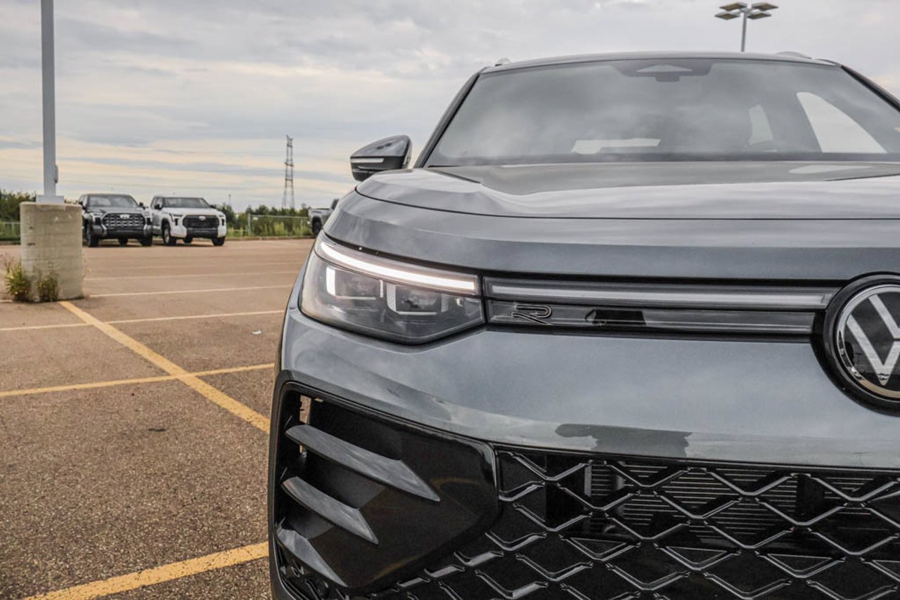 2026 Volkswagen Tiguan Highline Turbo R-Line 4MOTION Grey Sherwood Park - photo #10