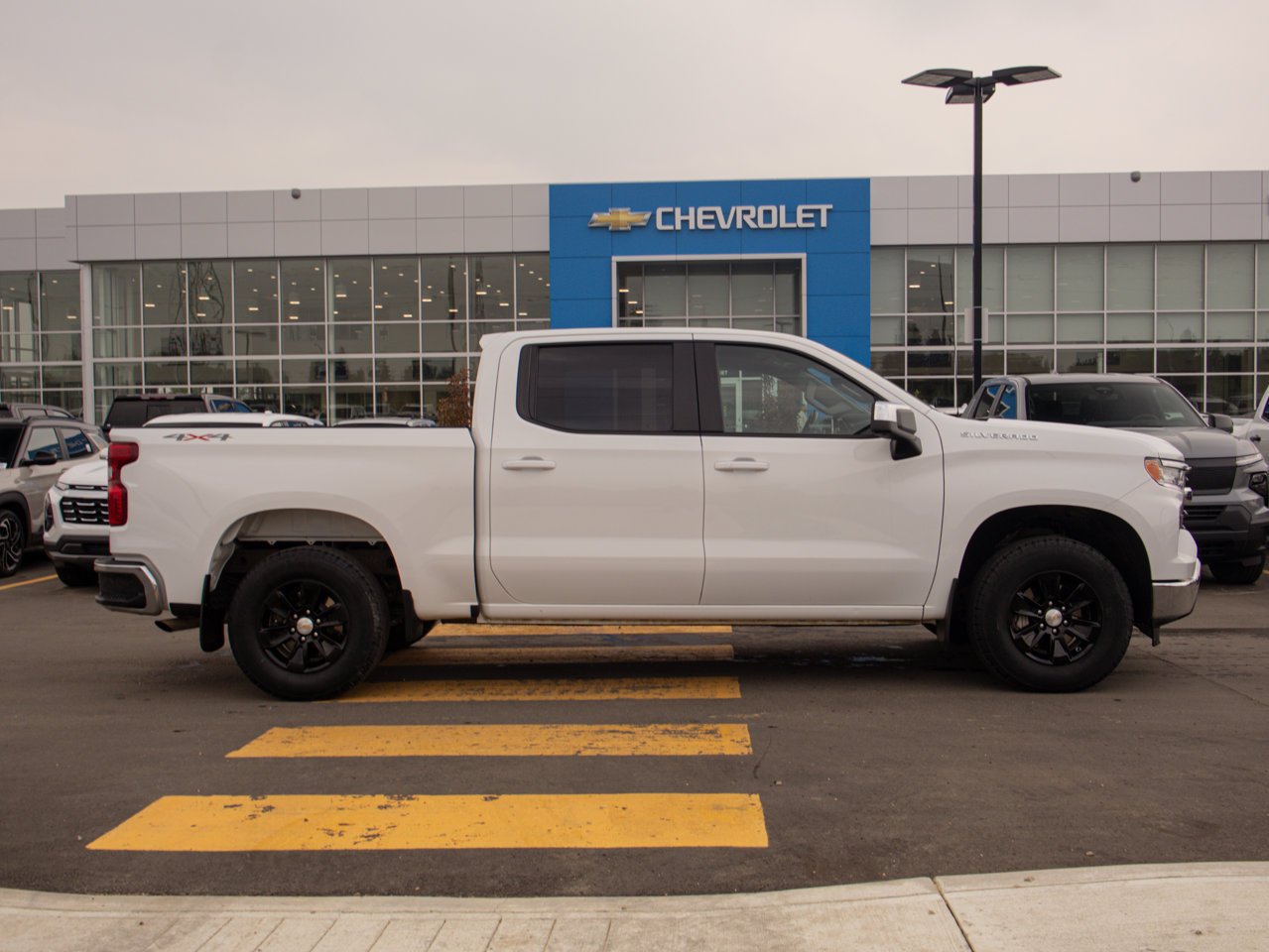 2025 Chevrolet Silverado 1500 4WD Crew Cab 147 LT White Sherwood Park - photo #10