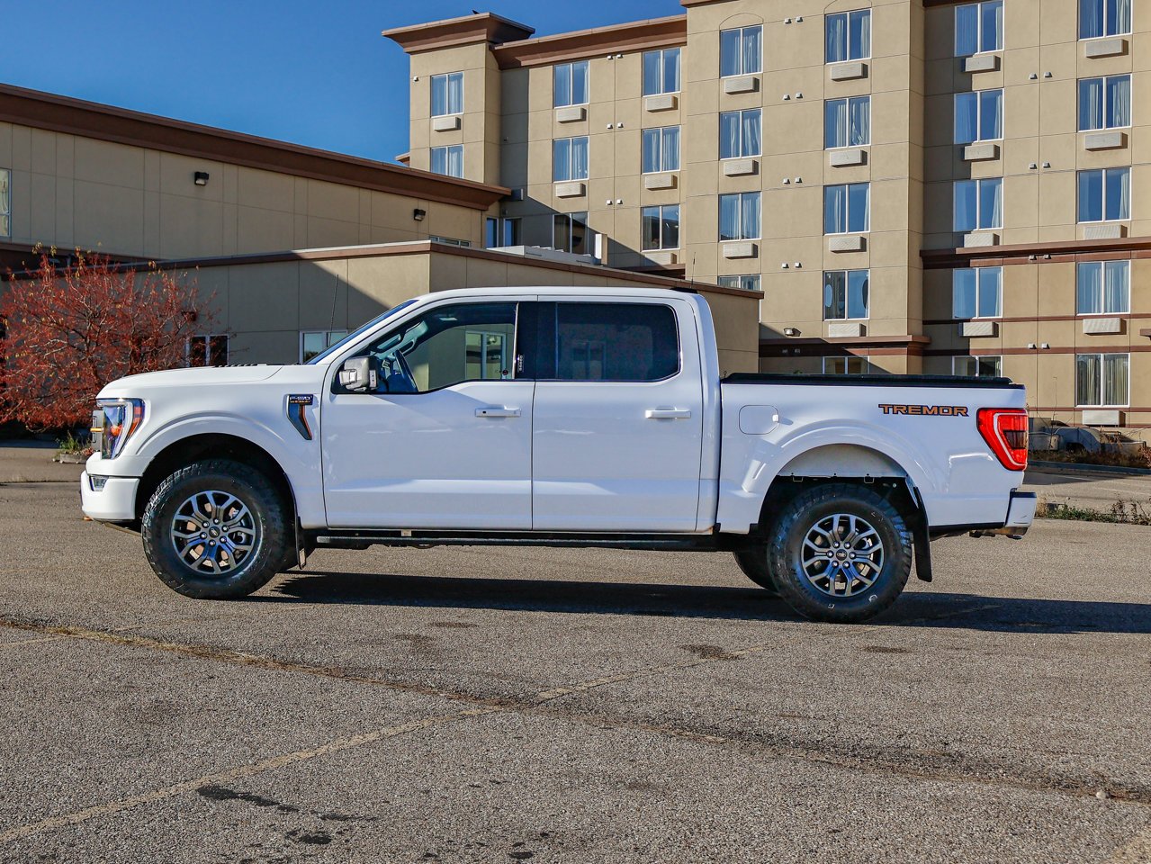 2022 Ford F-150 LARIAT 4WD SuperCrew 5.5' Box White Sherwood Park - photo #9