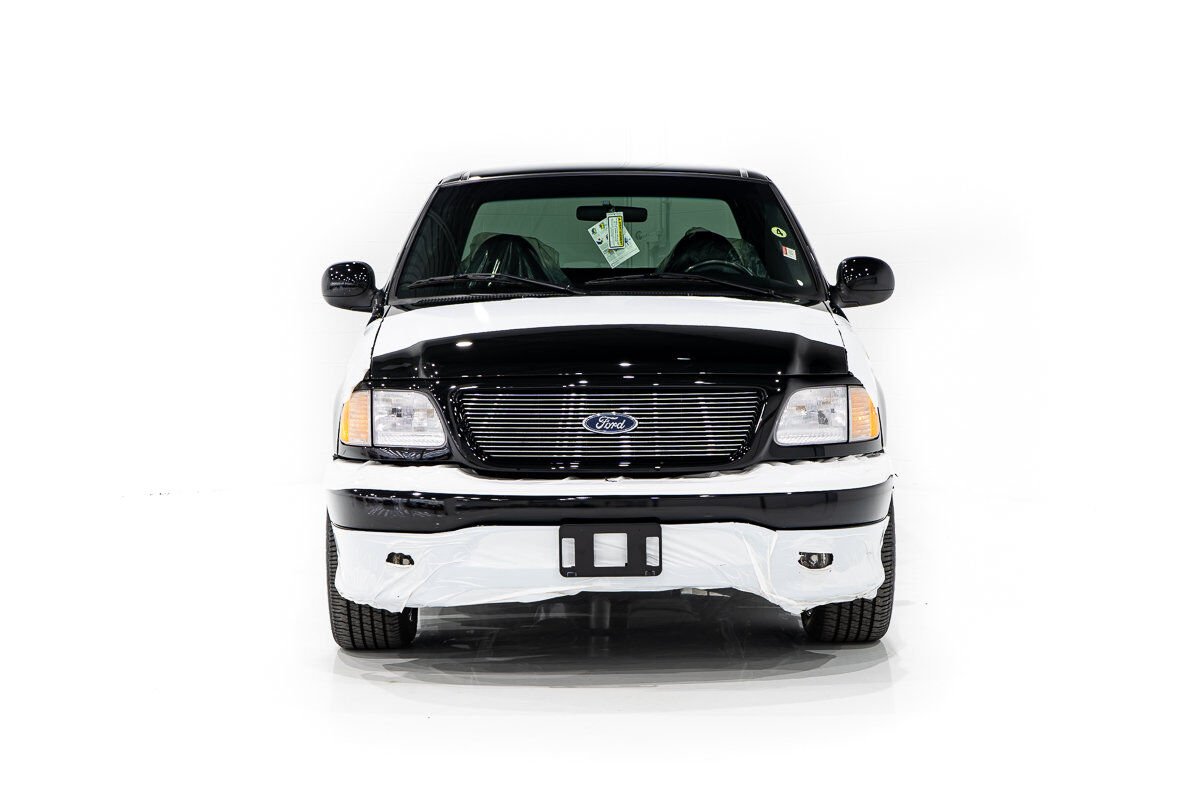 Ford F-150 Harley Davidson Edition In Delivery Packaging 2000 Noir Montréal - photo #1