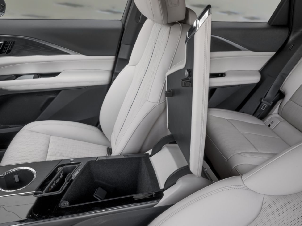 2027 CADILLAC LYRIQ Sport distinctif 4 portes Vibrant White Tricoat Sherbrooke - photo #11