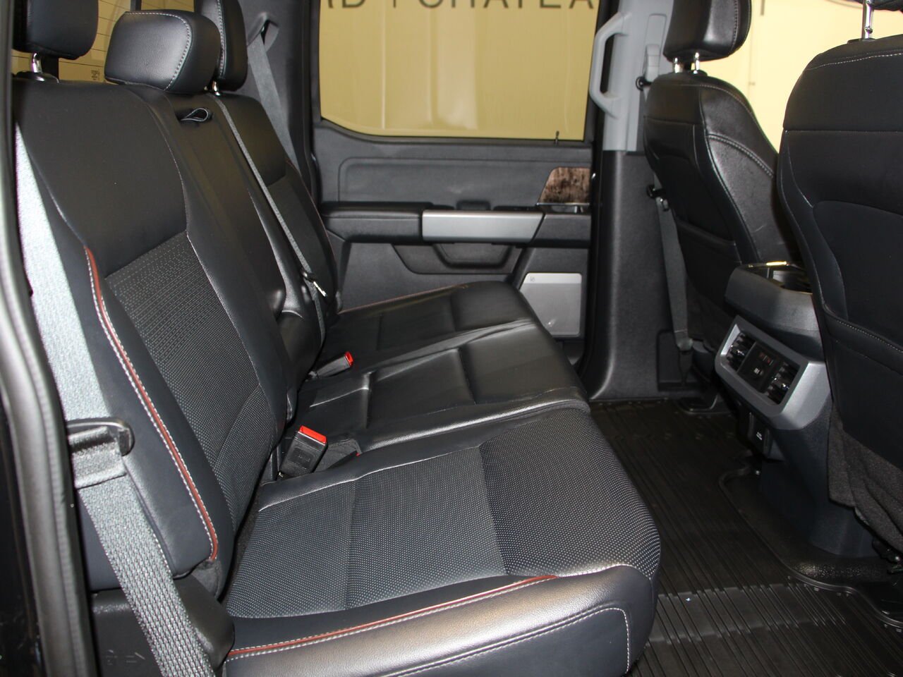 2024 Ford Super Duty F-250 SRW LARIAT Black Saint-Eustache - photo #5