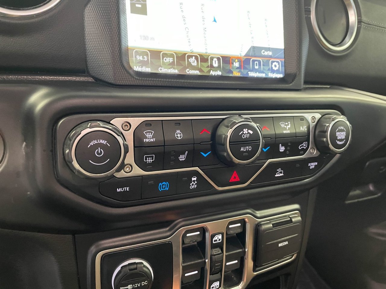 Jeep Wrangler 4xe SAHARA 4X4 *NAV* CUIR SIÈGES /VOLANT CHAUF CARPLAY 2022 Bleu Saint-Jérôme - photo #12