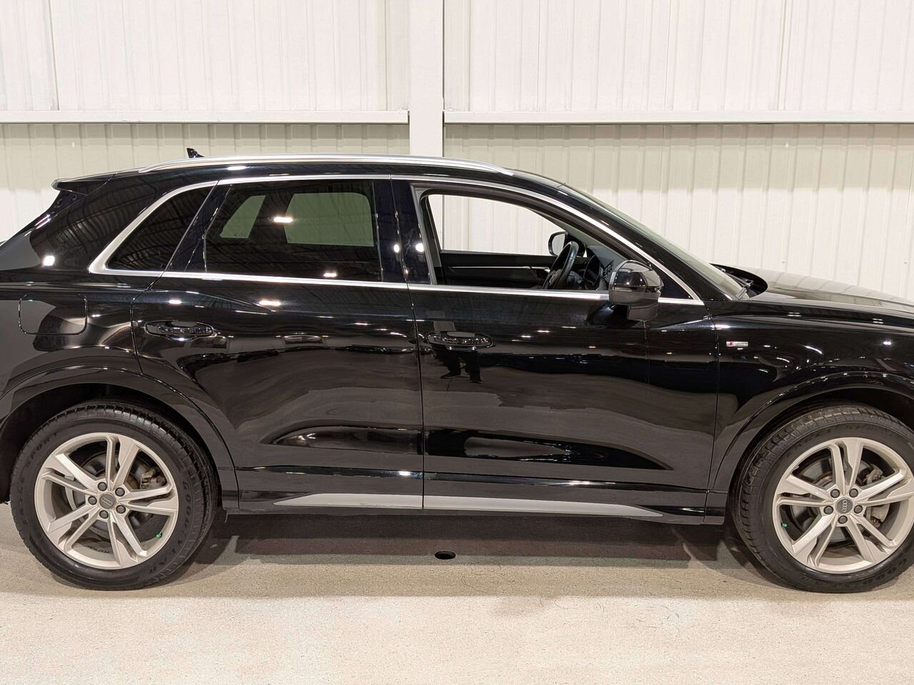 2021 Audi Q3 Progressiv 45 TFSI quattro Black Mirabel - photo #6