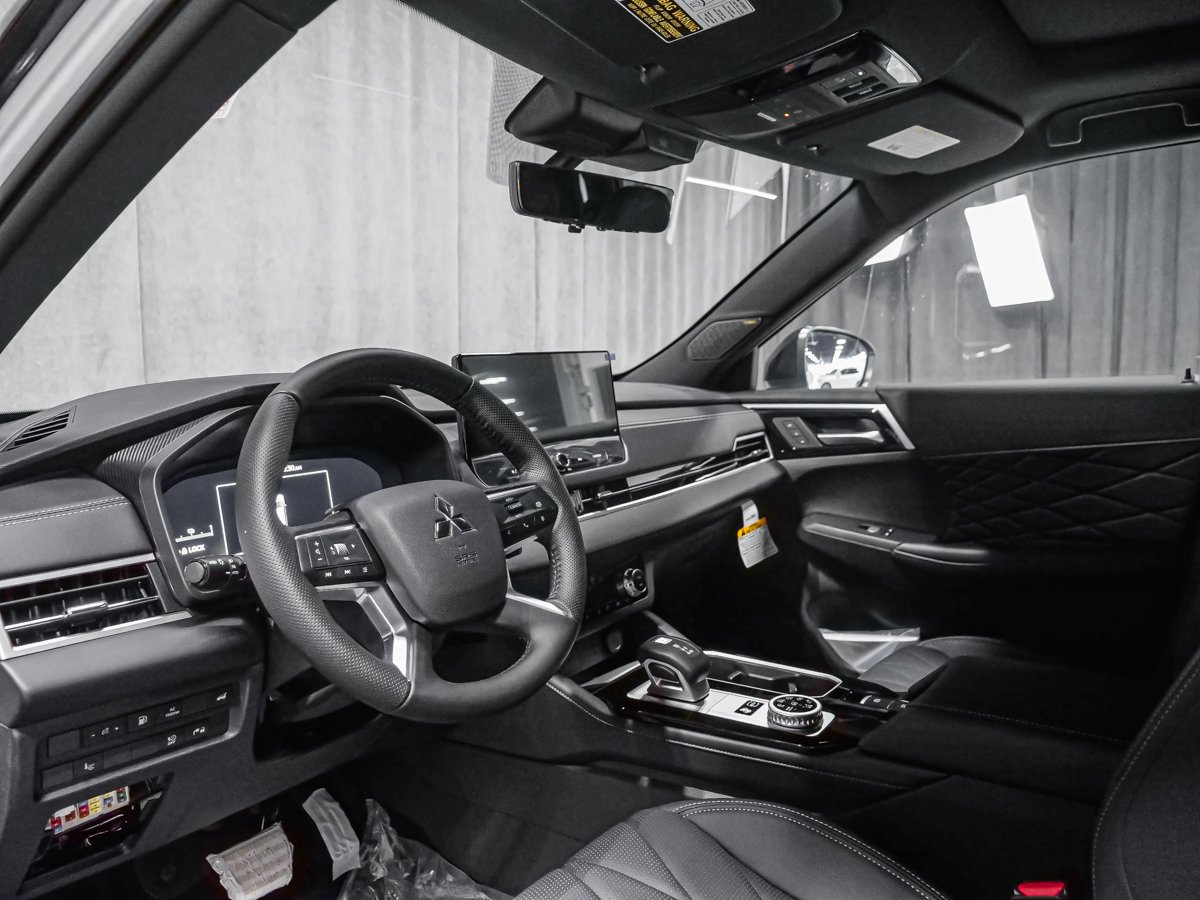 2026 Mitsubishi Outlander Plug-In Hybrid GT NOIR White Montreal - photo #8