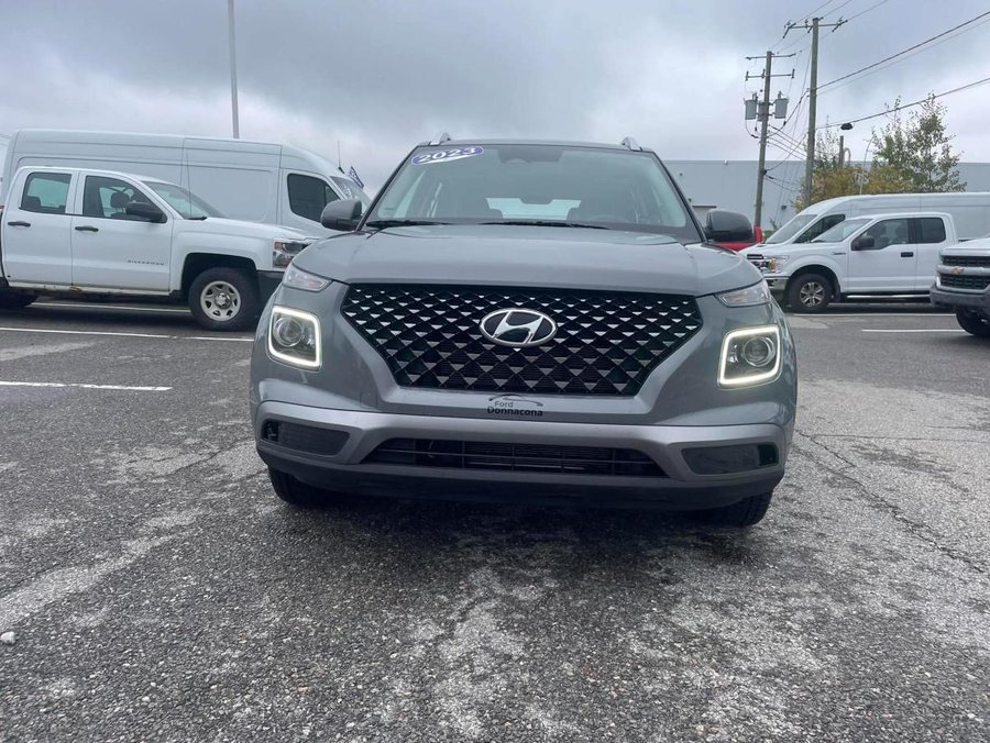 Hyundai Venue Ultimate IVT avec intérieur noir - BANCS CHAUFFANTS - VOLANT CHAUFFANT - BAS KILOMÉTRAGE 2023 Gris