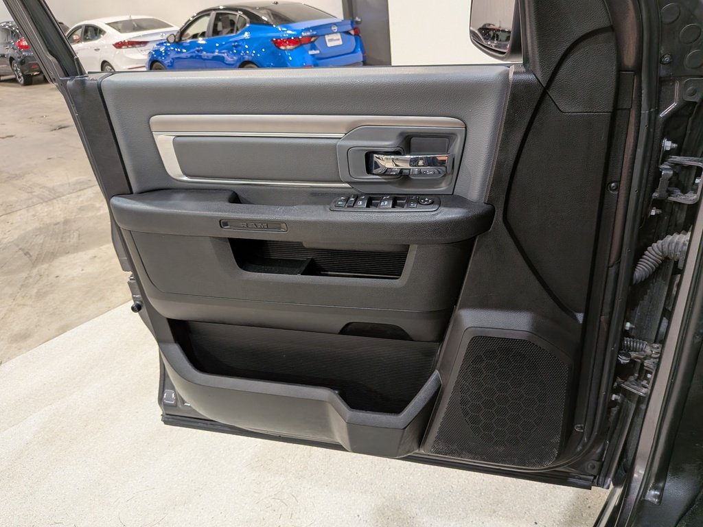 2023 Ram 1500 Classic SLT 4x4 Crew Cab 5'7" Box Grey Val-David - photo #27