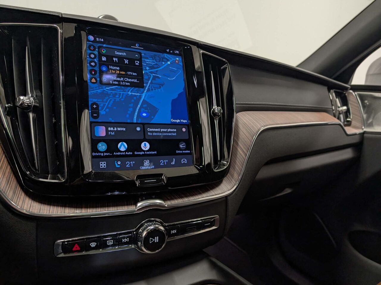VOLVO XC60 Ultimate Bright Theme AWD Toit Pano Sièges Chauffants 2023 Gris Sherbrooke - photo #14