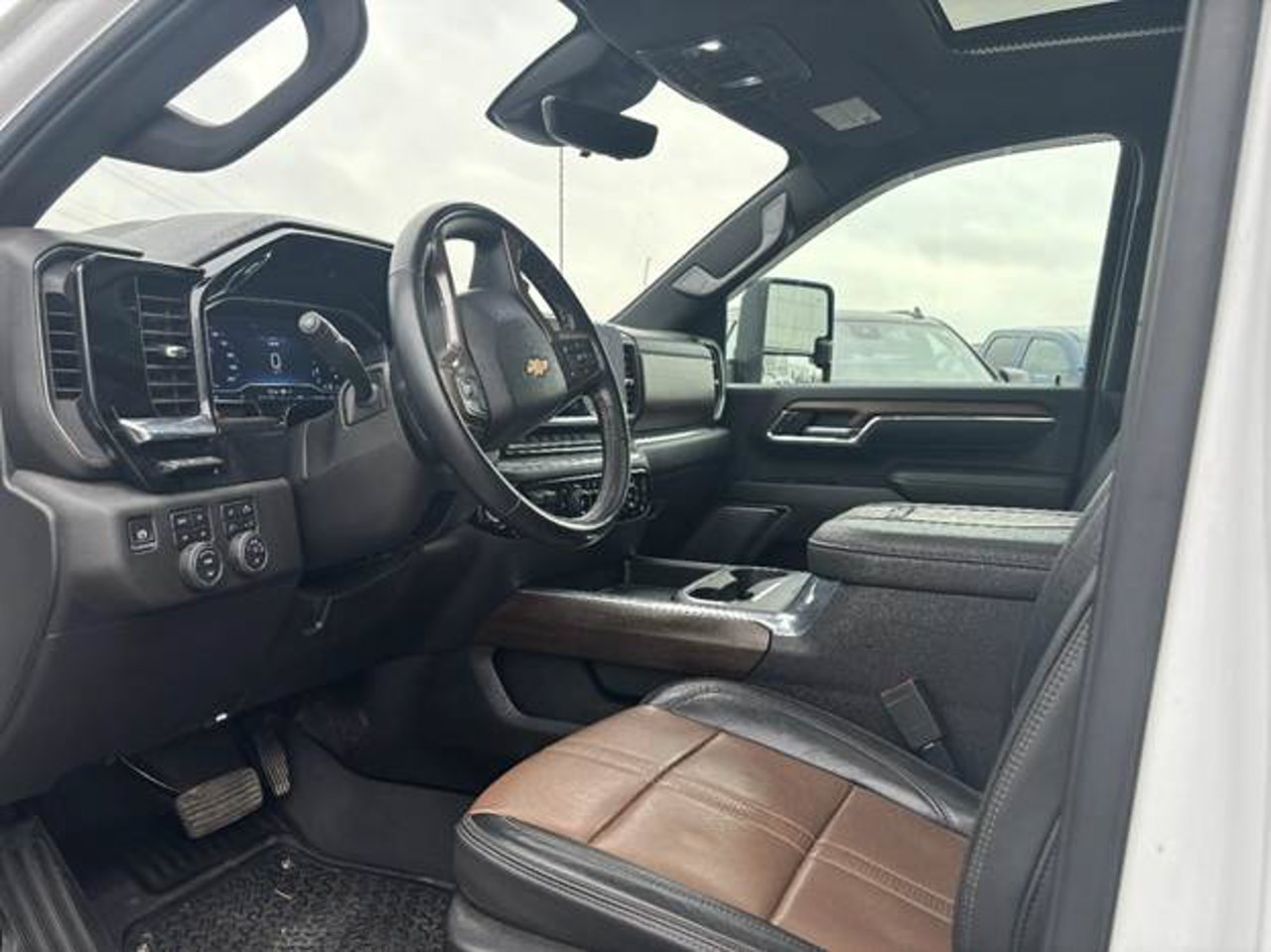 2024 Chevrolet Silverado 3500HD 4WD Crew Cab 159 High Country White Sherwood Park - photo #5