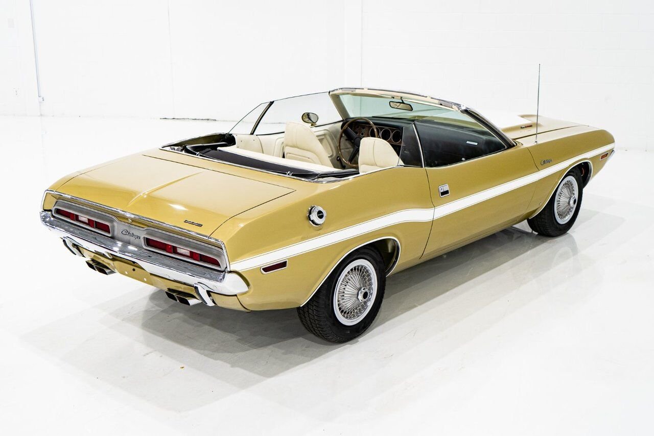 1971 Dodge Challenger *PRIX EN USD* Convertible Fully restored to desirable specifications Gold Montreal - photo #60