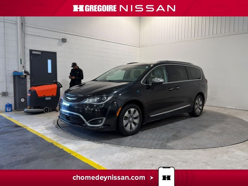 Chrysler Pacifica 2017 Noir Saint-Eustache - photo #2