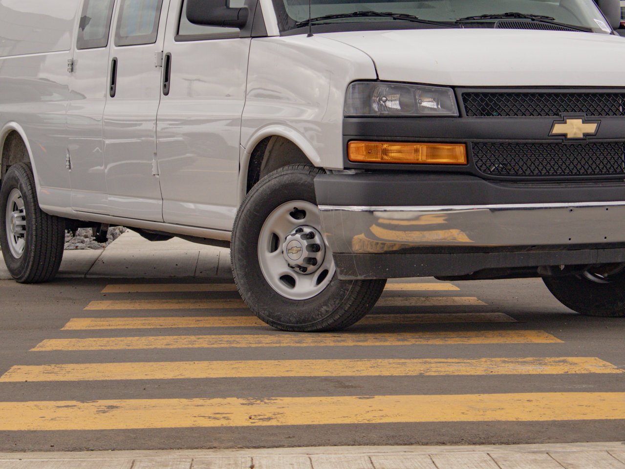 2025 Chevrolet Express Cargo Van RWD 3500 155 White Sherwood Park - photo #5