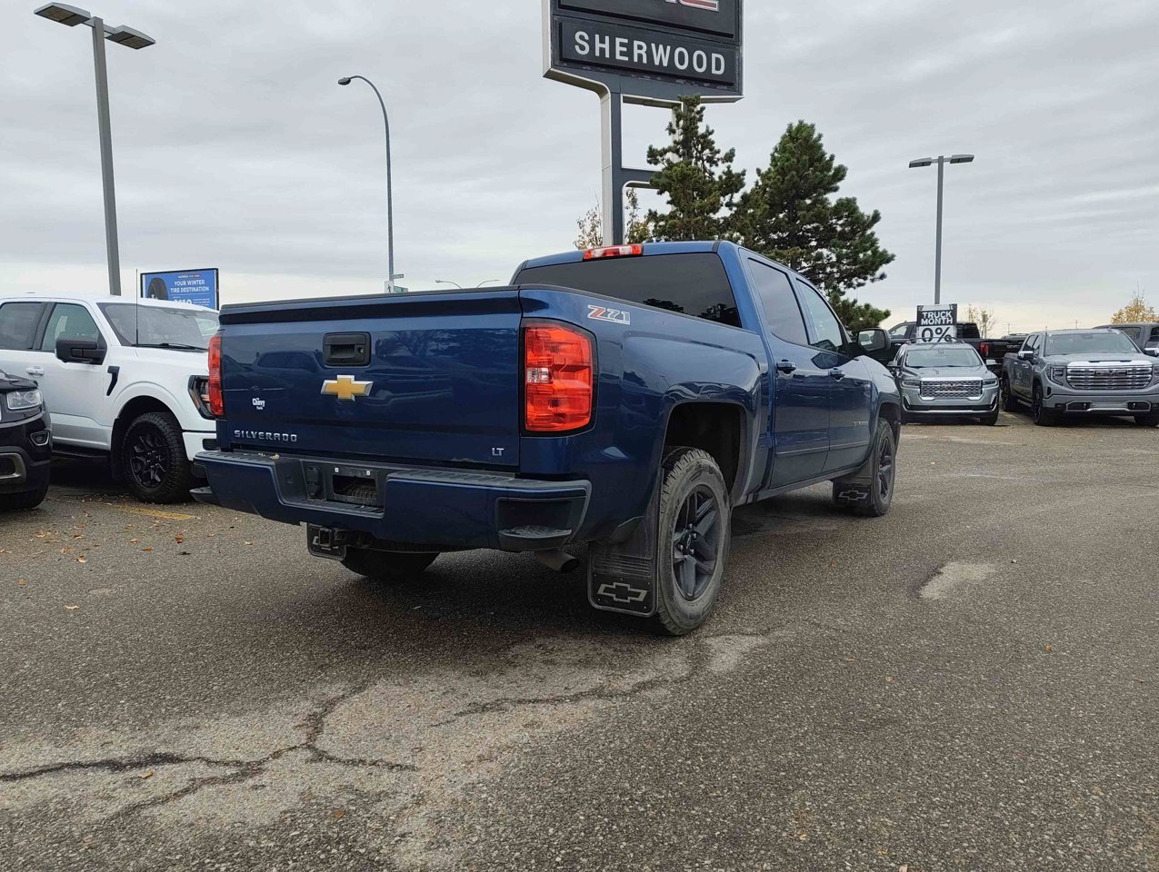 2017 Chevrolet Silverado 1500 4WD Crew Cab 143.5 LT w/2LT Blue Sherwood Park - photo #5