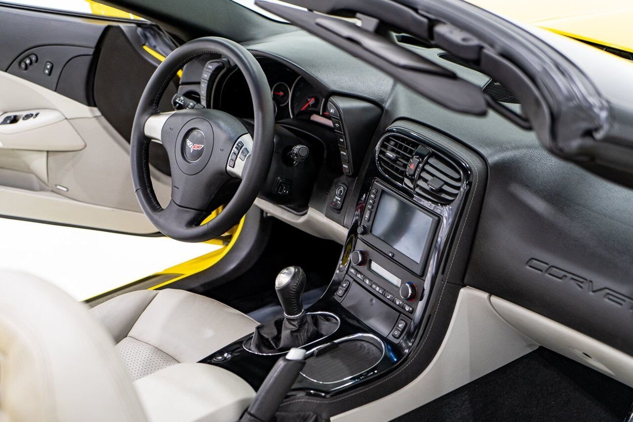 Chevrolet Corvette PRIX EN USD | With Only 900km (563mi) From New With Window Sticker 2008 Jaune Montréal - photo #66