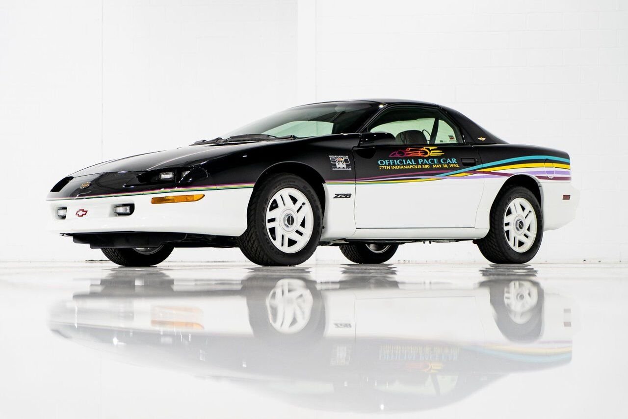 Chevrolet CAMARO Z28 PRIX EN USD | Pace Car with only 957km (595mi) with original window sticker 1993 Noir Montréal - photo #34