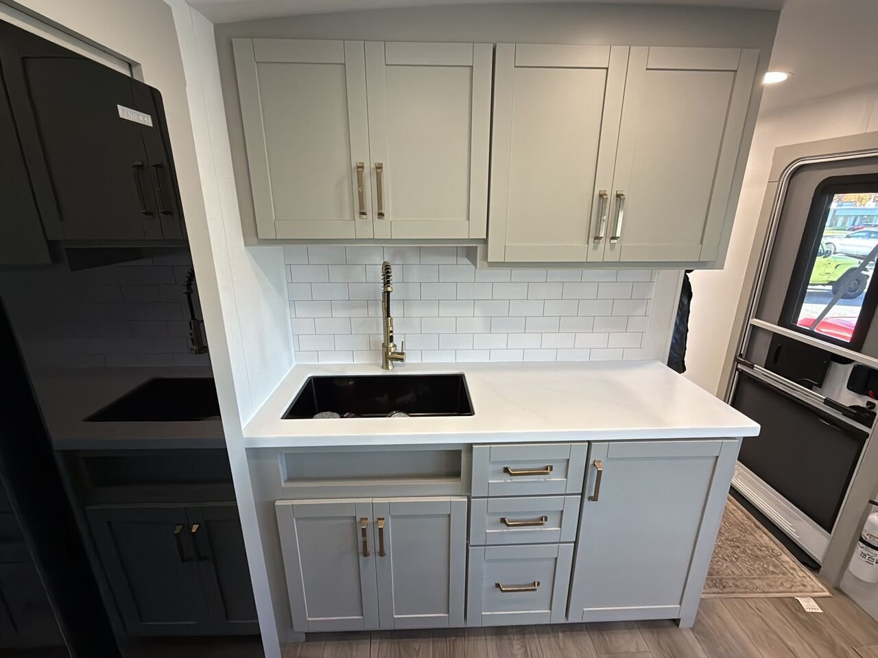 2025 BRINKLEY Z295 | ACCOMODATION White Granby - photo #15