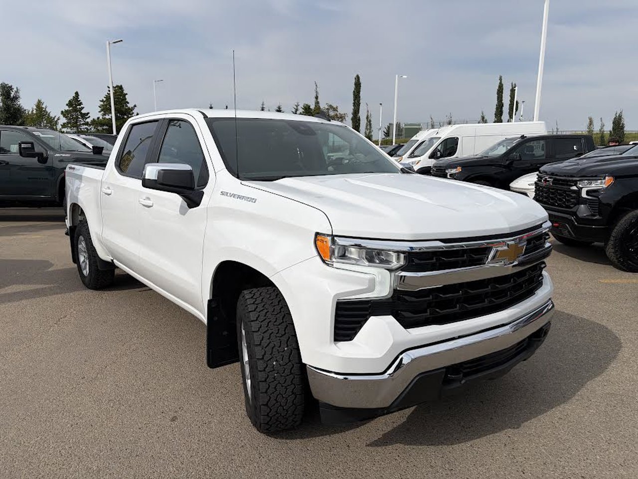 2023 Chevrolet Silverado 1500 4WD Crew Cab 147 LT White Sherwood Park - photo #1