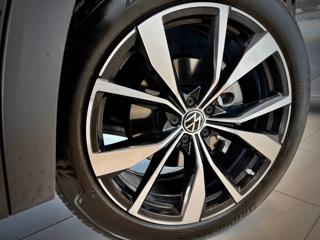 2026 Volkswagen Atlas Cross Sport Black Notre-Dame-des-Prairies - photo #15