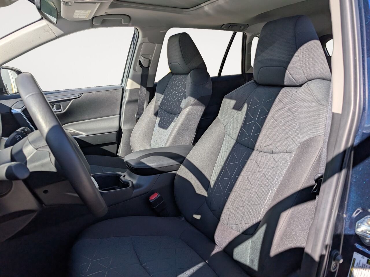 Toyota RAV4 XLE/AWD/SIÈGES CHAUFFANTS/VOLANT CHAUFFANT/TOIT OUVRANT/BLUETOOTH/AC BIZONE 2025 Bleu Sherbrooke - photo #7