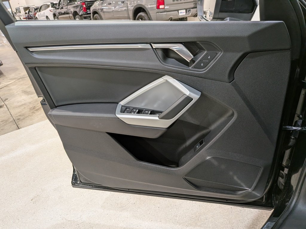 2021 Audi Q3 Progressiv 45 TFSI quattro Black Val-David - photo #32
