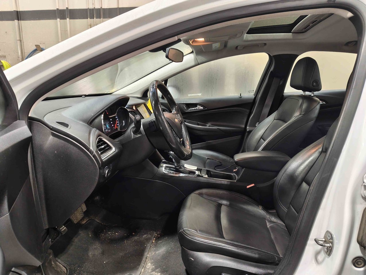 2017 Chevrolet Cruze 4dr Sdn 1.6L LT w/1SH White Sherwood Park - photo #7