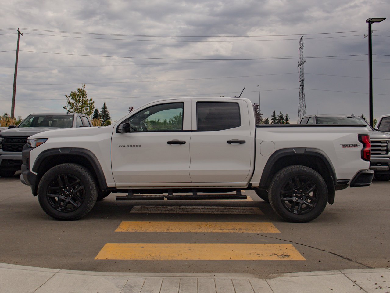 2023 Chevrolet Colorado 4WD Crew Cab Trail Boss White Sherwood Park - photo #6