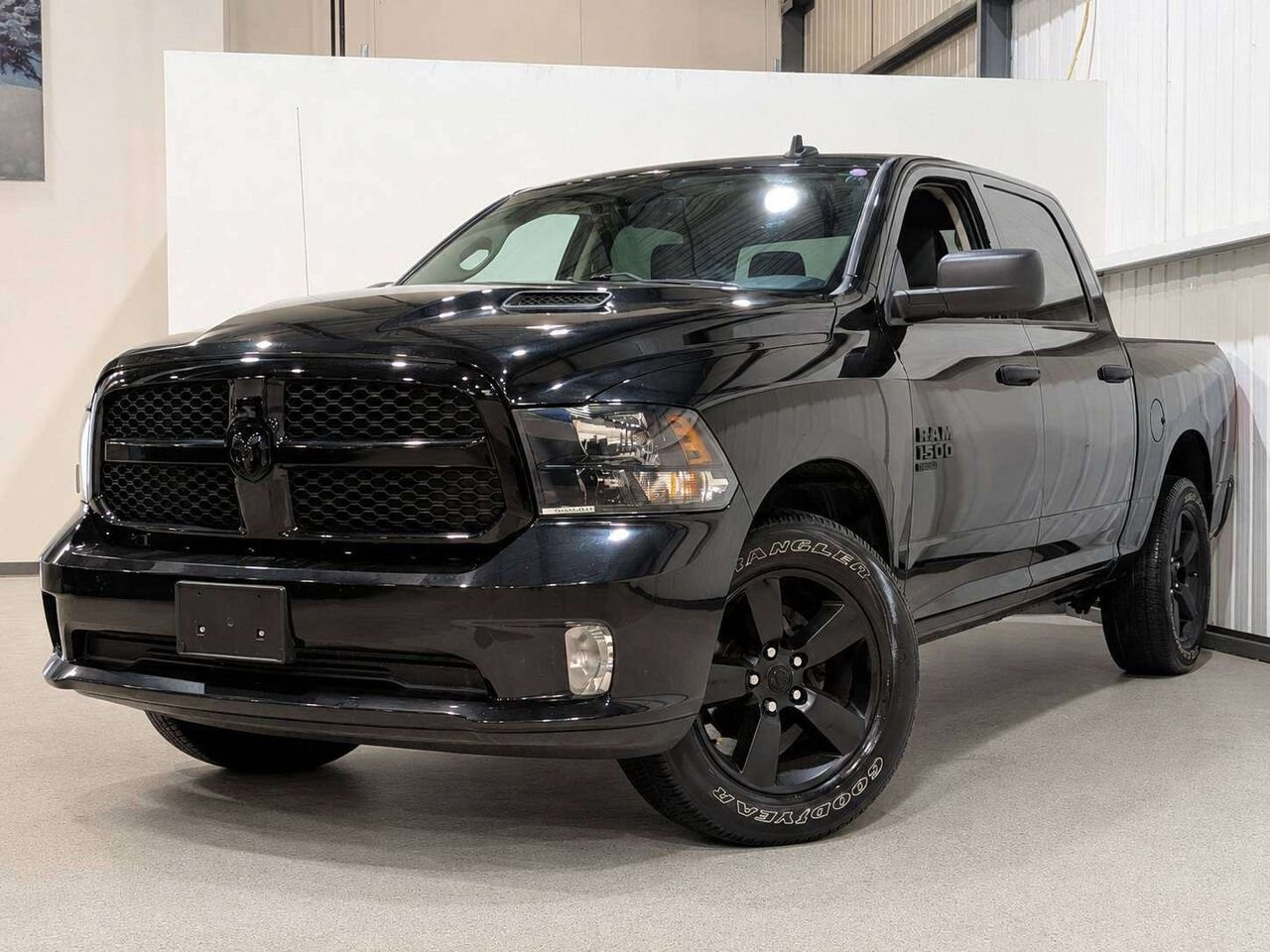 2021 Ram 1500 Classic Express 4x4 Crew Cab 5'7" Box Black Val-David - photo #0