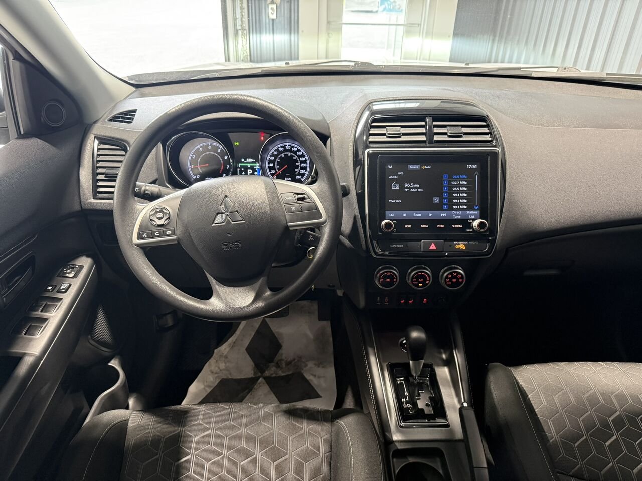 2023 Mitsubishi RVR White Mont-Laurier - photo #7
