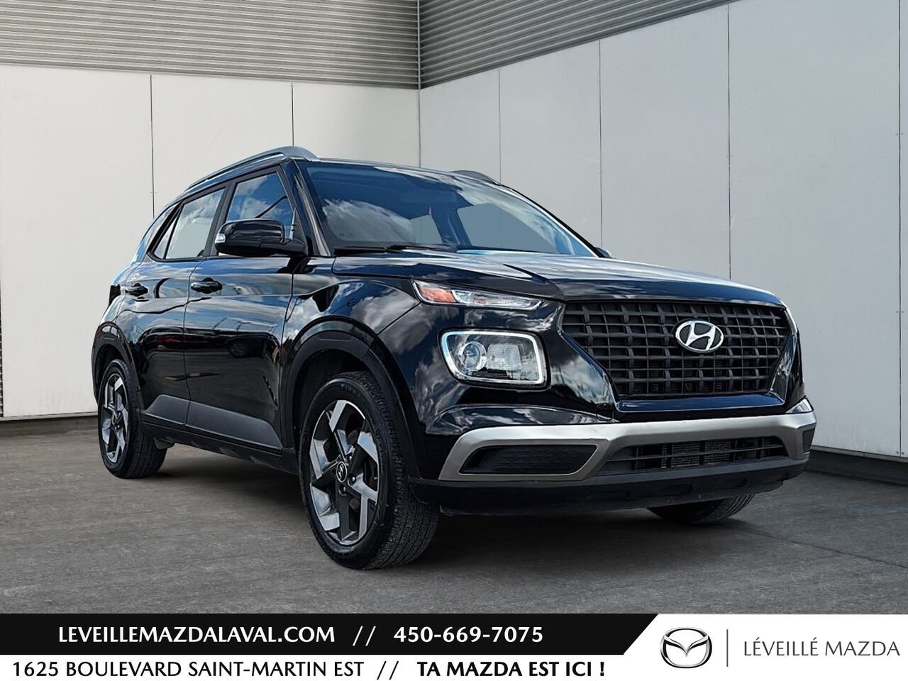 2020 Hyundai Venue Trend IVT Black Laval - photo #2