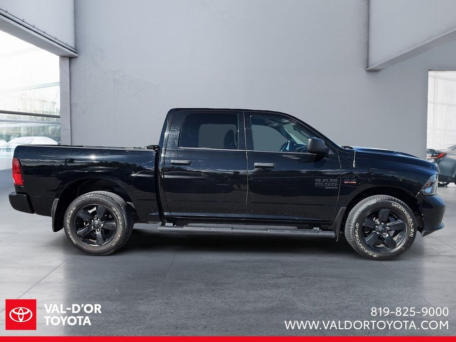 2021 Ram 1500 Classic Express cabine d'équipe 4x4 caisse de 5 pi 7 po Black