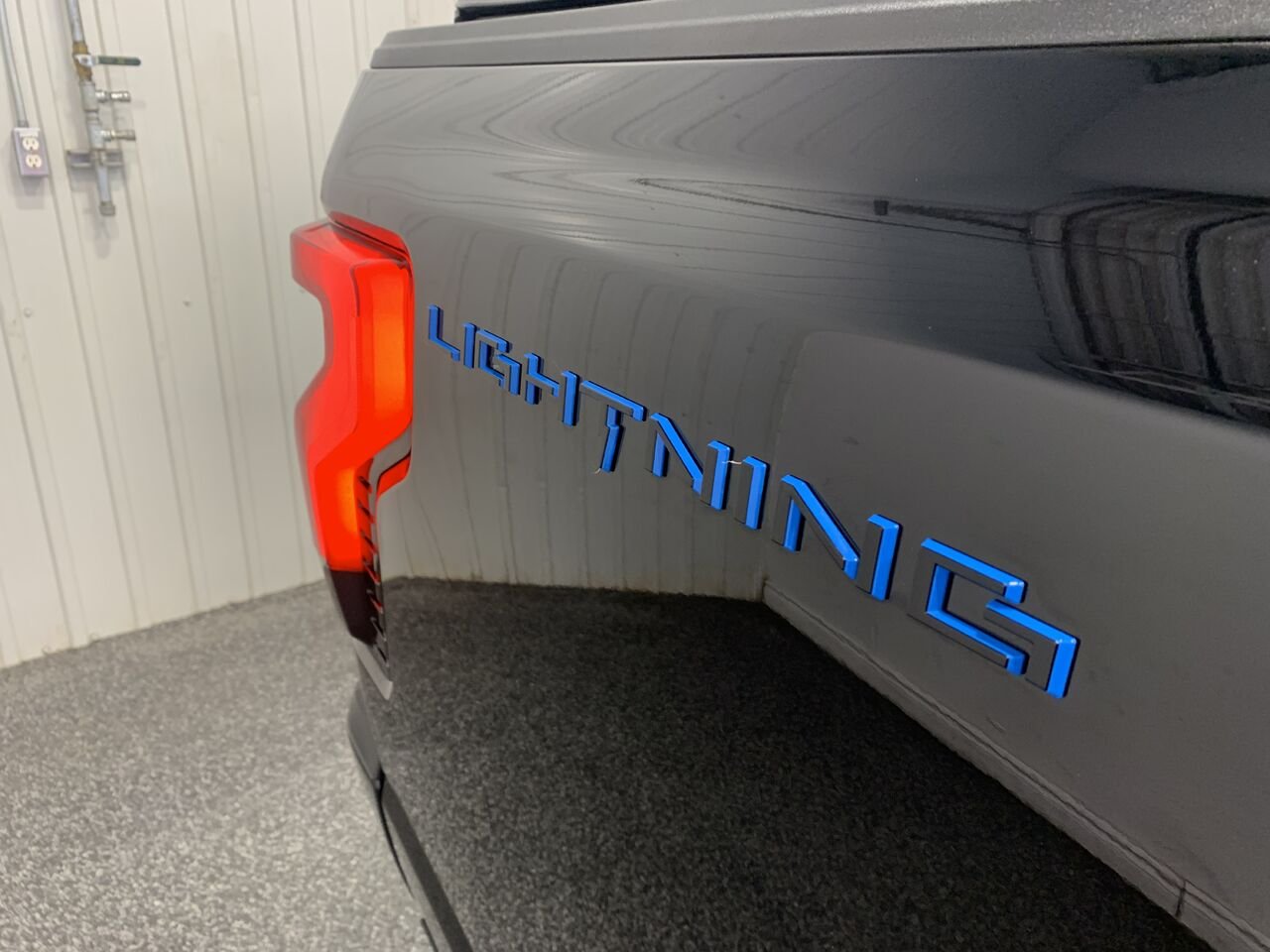 2024 Ford F-150 Lightning LARIAT Black Saint-Eustache - photo #7