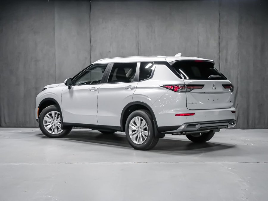 2026 Mitsubishi Outlander SE White Diamond