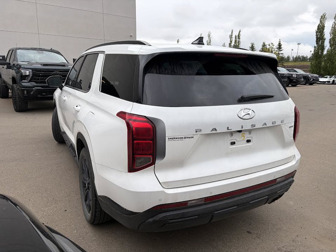 2024 Hyundai Palisade Urban 7-Passenger AWD White Sherwood Park - photo #3