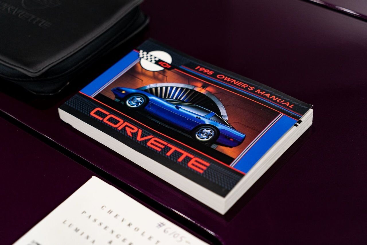 1995 Chevrolet Corvette *PRIX EN USD* RPO Z4Z PACE CAR PRESENTED IN DELIVERY PACKAGING WITH ONLY 192MILES (307KM) FROM NEW White Montreal - photo #28