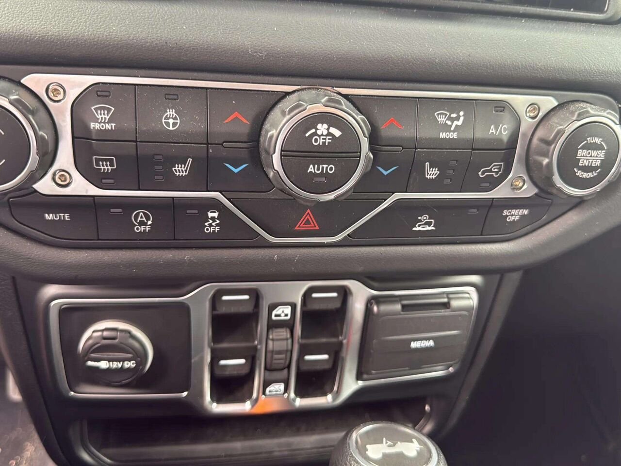 Jeep Wrangler Sahara 2025 Rouge Gatineau - photo #17