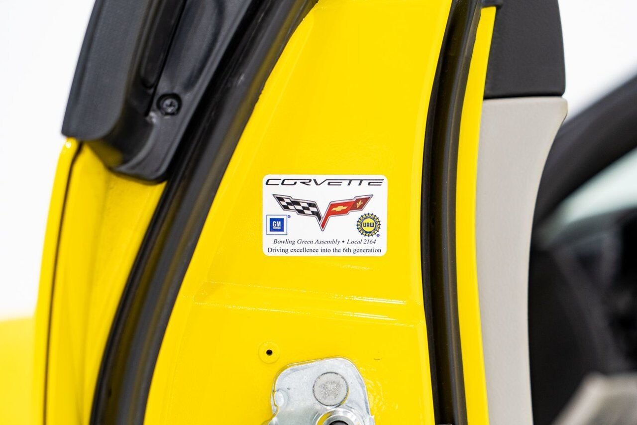 Chevrolet Corvette PRIX EN USD | With Only 900km (563mi) From New With Window Sticker 2008 Jaune Montréal - photo #70