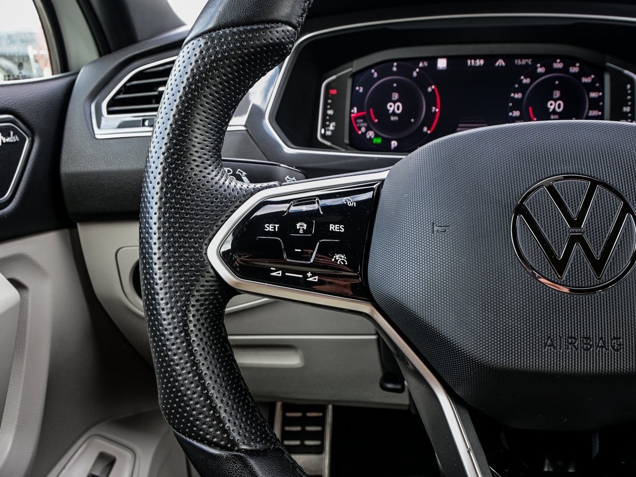 2024 Volkswagen Tiguan Highline R-Line 4MOTION White Sherwood Park - photo #23