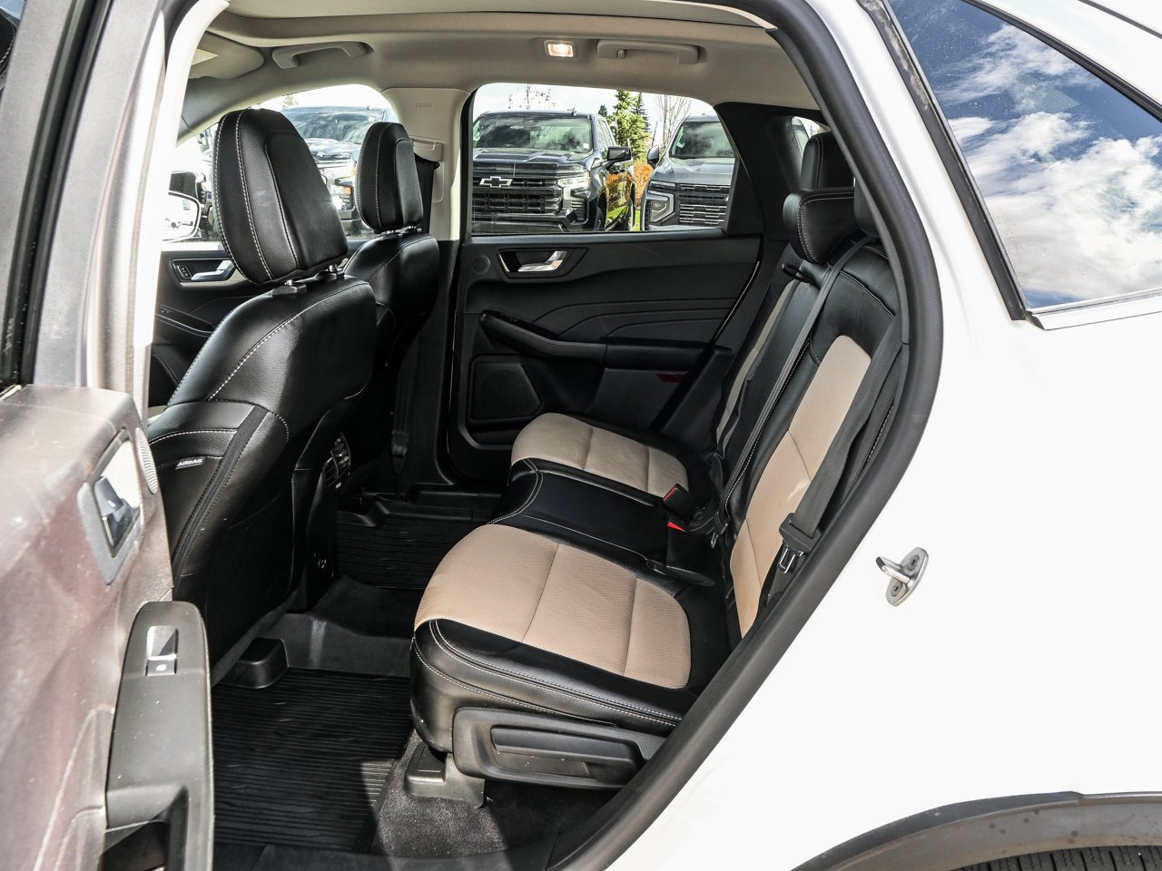 2022 Ford Escape Titanium Plug-In Hybrid FWD White Sherwood Park - photo #32