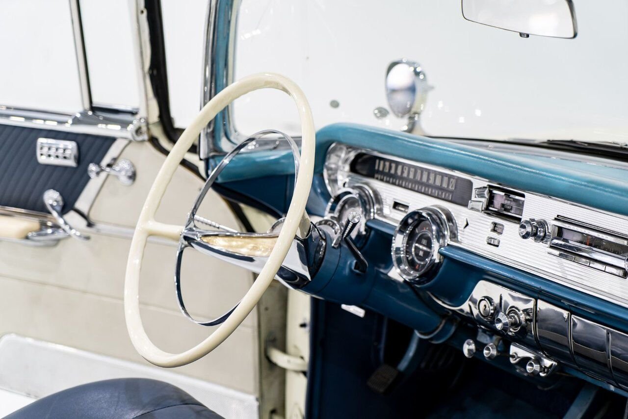 Pontiac Bonneville *PRICE IN USD* Fuel injected 347/315HP 1 of 630 produced 1957 Blanc Montréal - photo #9