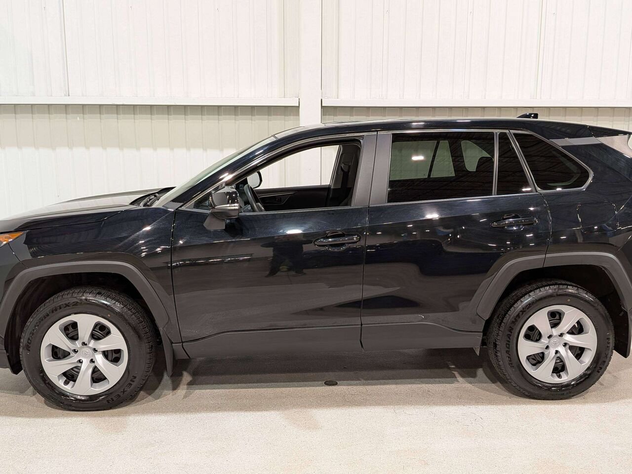 Toyota RAV4 LE AWD 2024 Noir Val-David - photo #4