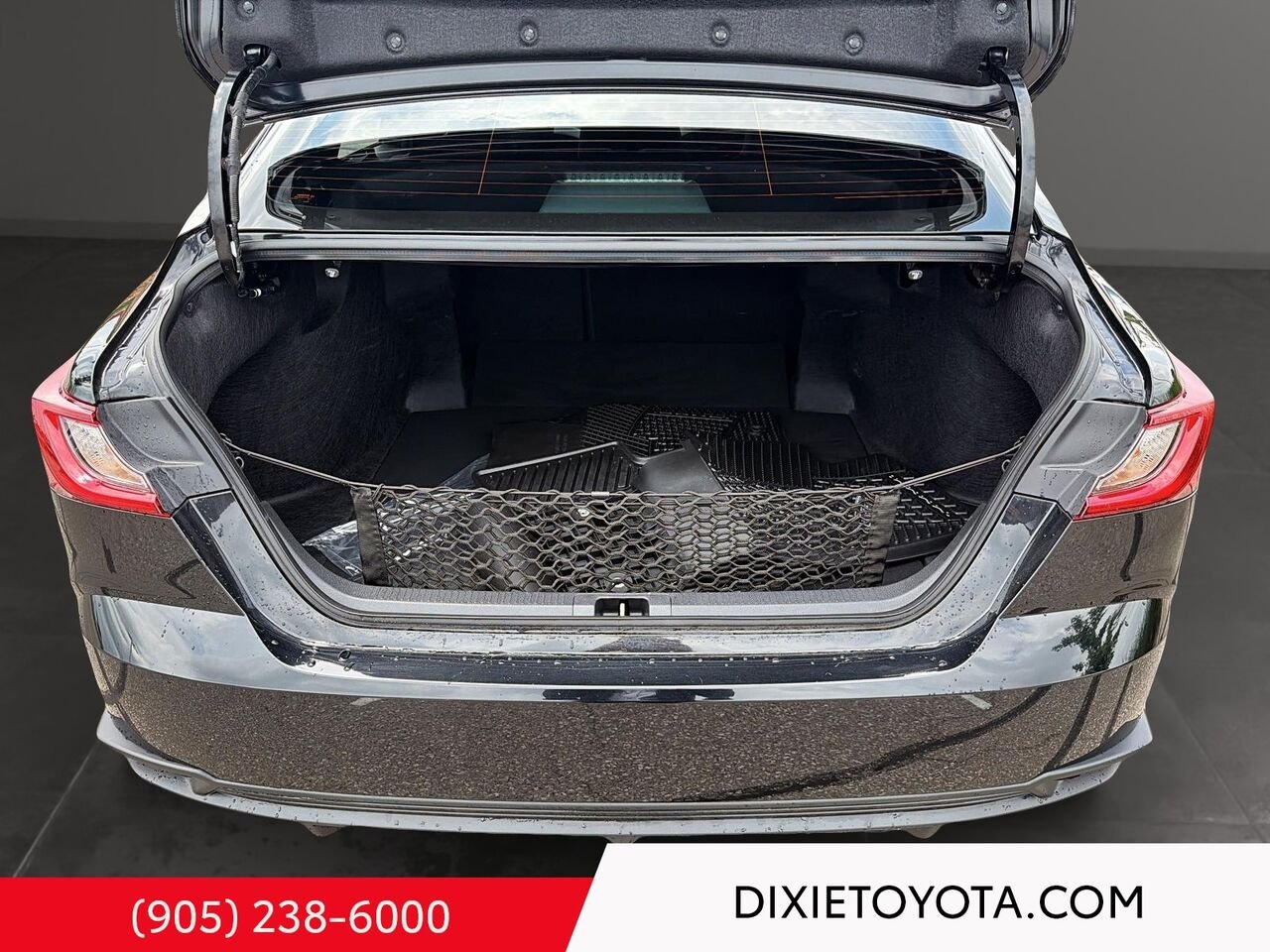 2026 Toyota Camry HYBRID SE UPGRADE AWD / CLEAN CARFAX / ALLOY WHEELS / MOONROOF / CARPLAY AND ANDROID AUTO Black Mississauga - photo #20