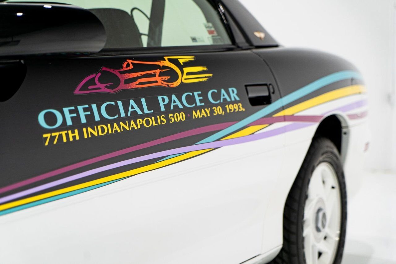 Chevrolet CAMARO Z28 PRIX EN USD | Pace Car with only 957km (595mi) with original window sticker 1993 Noir Montréal - photo #1