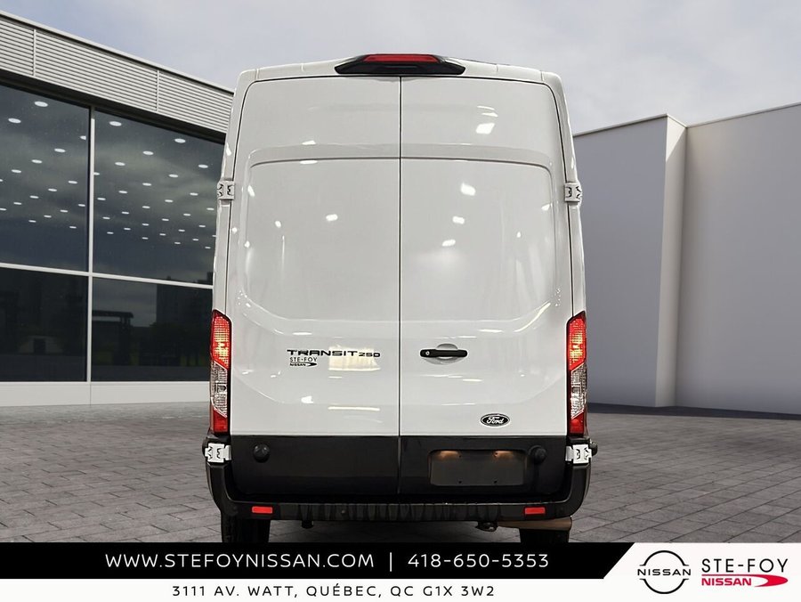 Ford Transit fourgon utilitaire TOIT HAUT T-250 PA toit surélevé 148 po PNBV de 9 070 lb 2026 Blanc
