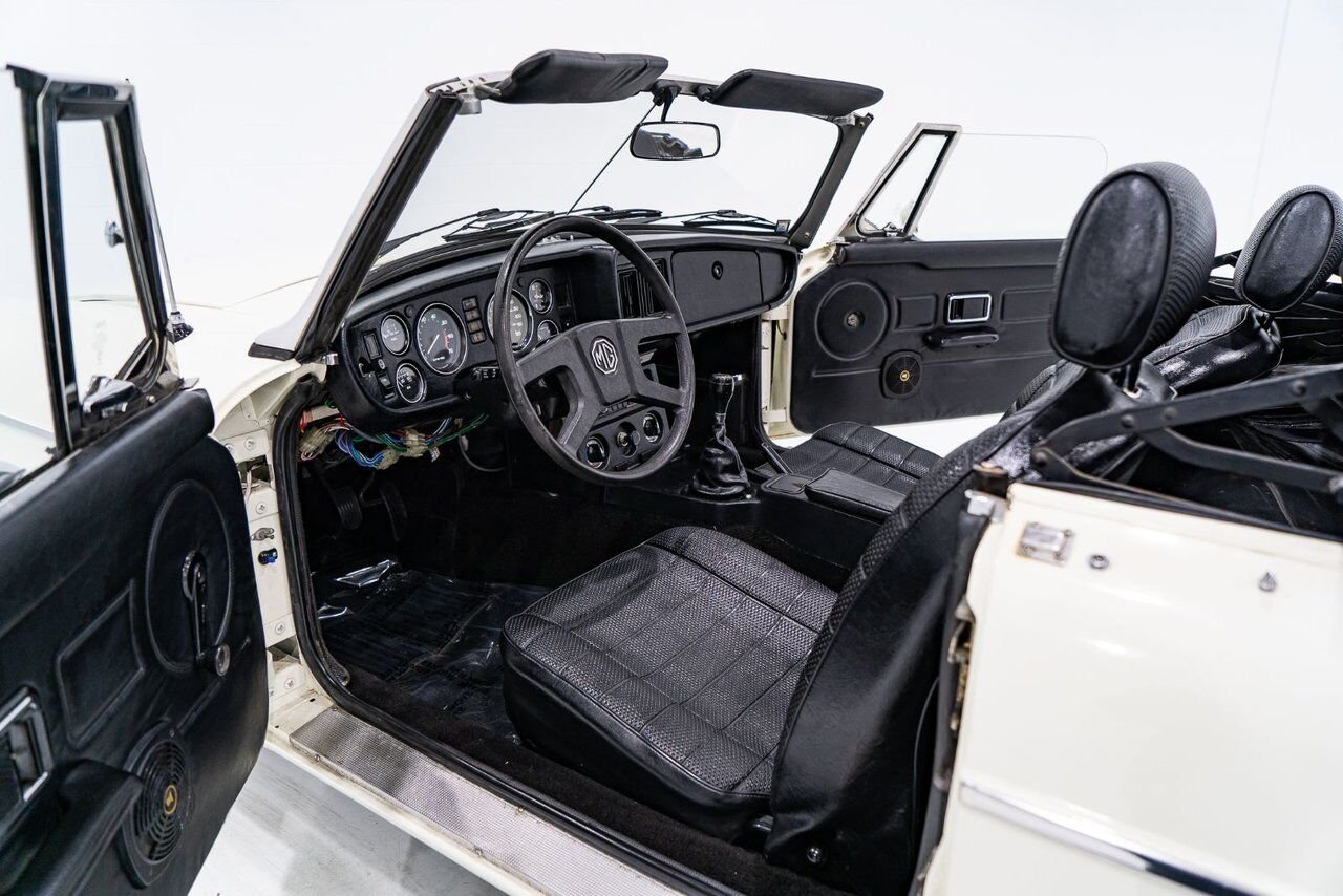 MG B Beautifully presented from former complete restoration 1979 Blanc Montréal - photo #9