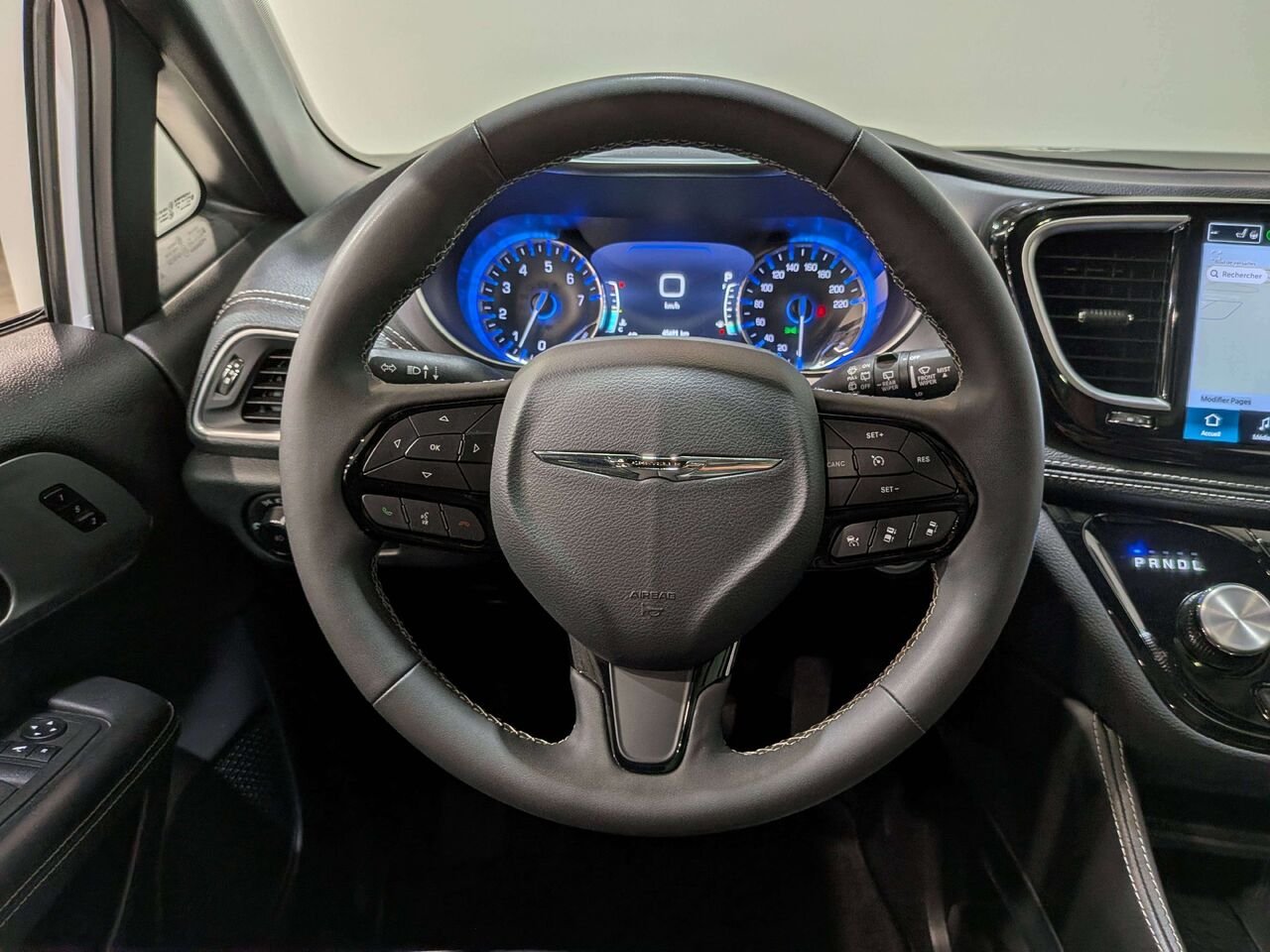 2025 Chrysler Pacifica Limited FWD White Val-David - photo #17